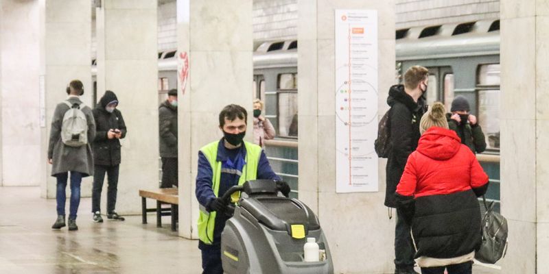 Švara darbo vietoje: kilimų ir grindų valymo svarba produktyvumui