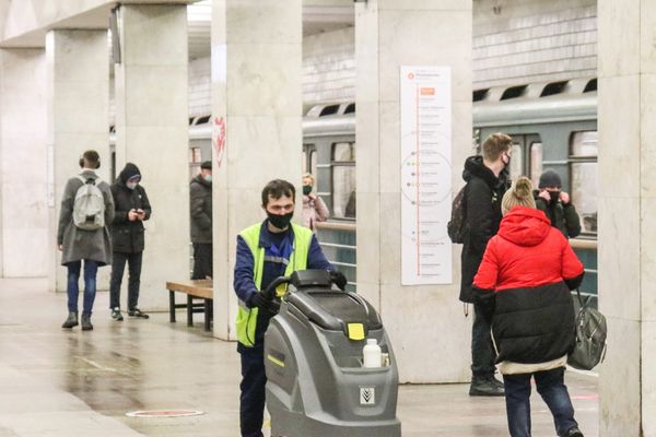 Švara darbo vietoje: kilimų ir grindų valymo svarba produktyvumui